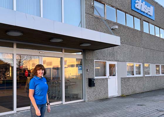 Butikksjef Beate Karlsen foran Ahlsells butikk i Steinkjær