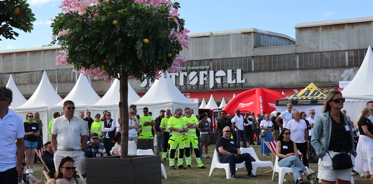 Festivahlsell folkemengde