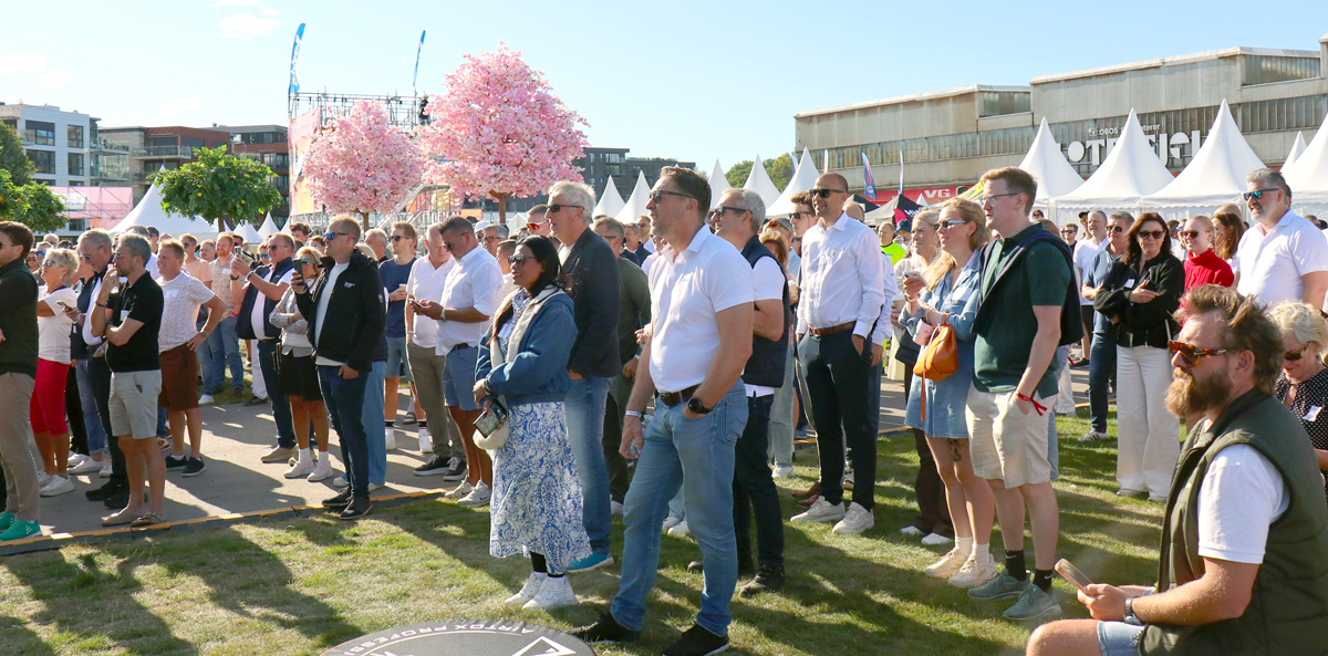 Festivahlsell med mennesker