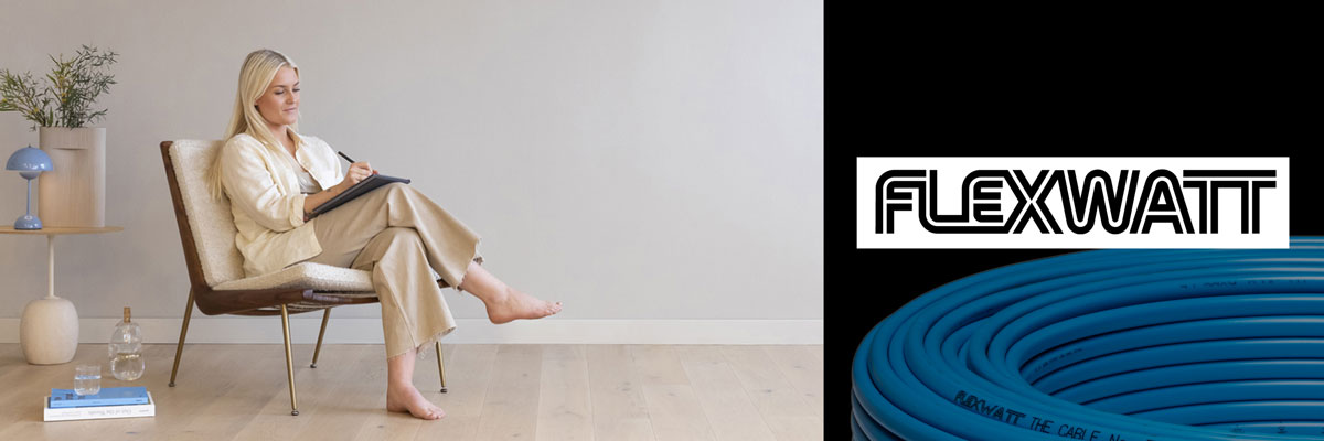 Kvinne sitter i stol i stue, Flexwatt logo på bakgrunn av blå varmekabler
