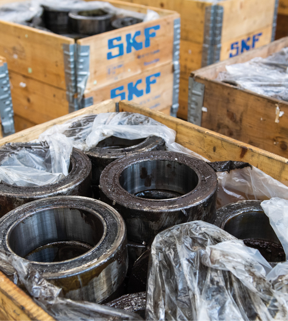 Kasser med skitne lagre som skal til vedlikehold hos SKF. Illustrasjon til artikkel om riktig håndtering og vedlikehold av kulelagre.