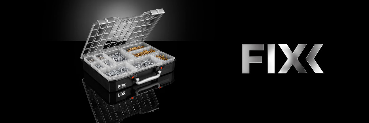 Kasse med et utvalg skruer og FIXX logo