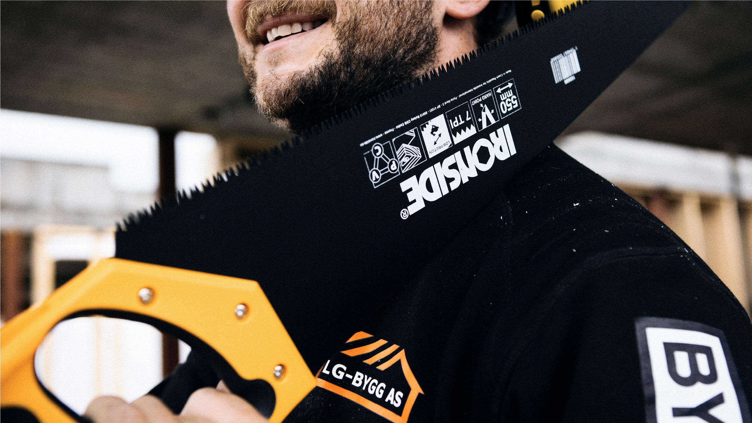 Håndverker med håndsag på skulderen