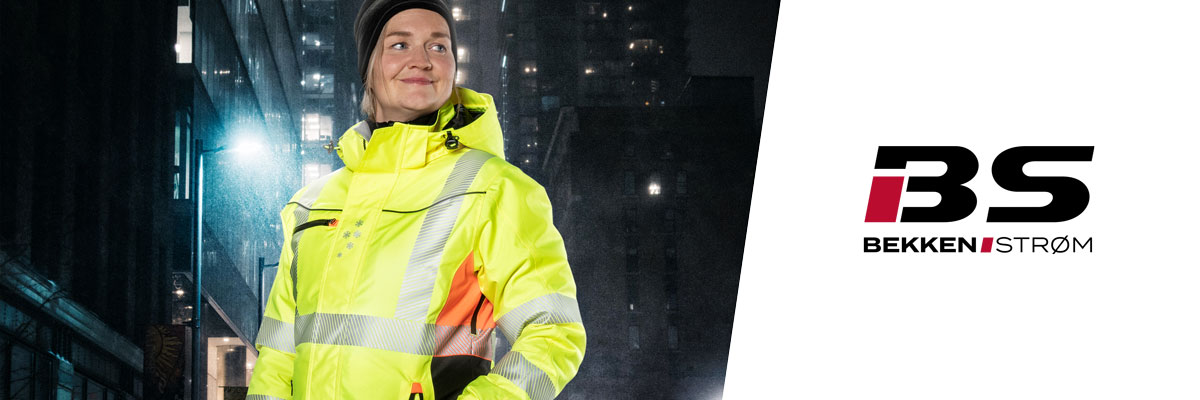 Kvinne iført synlighetsklær