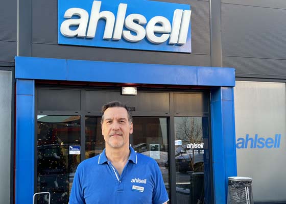 Butikksjef Alexandros Tsergas foran Ahlsells butikk på Bryn