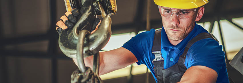 Lift-fører i 30-årene, tungt løfteutstyr