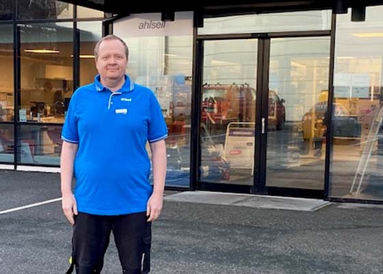 Butikksjef Morten Nilsen foran Ahlsells butikk i Ålesund