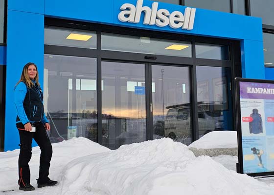 Butikksjef Nina Iren Rasmussen foran Ahlsells butikk på Hamar