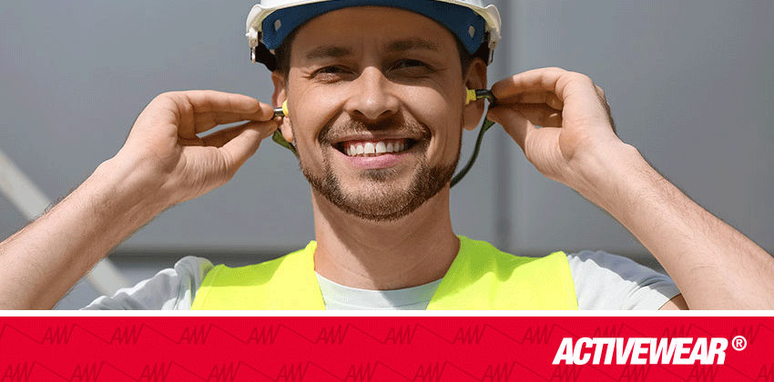 Mann med ørepropper og hjelm