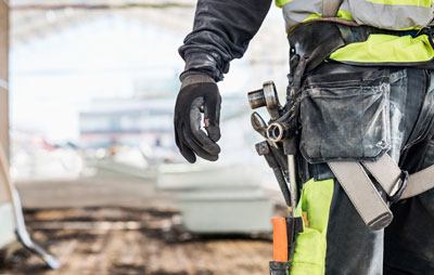 Utsnitt av håndtverker med støvete klær