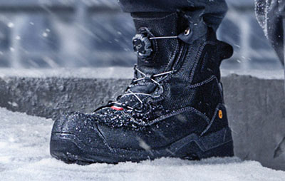 Svart vernesko i snø