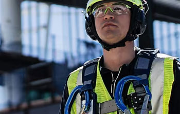 Mann iført fallsikringsutstyr