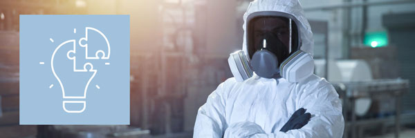 Person i fullt kjemisk verneutstyr