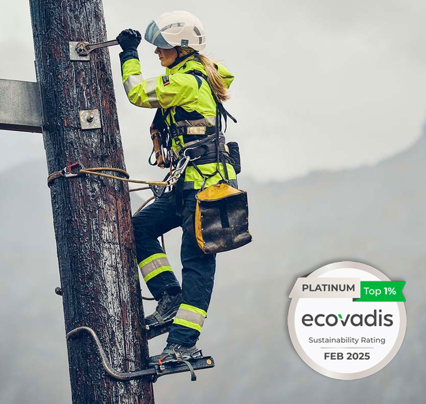 Kvinne jobber i høyspentmast