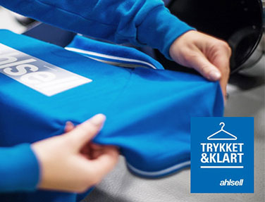 Logo trykkes på blå klær