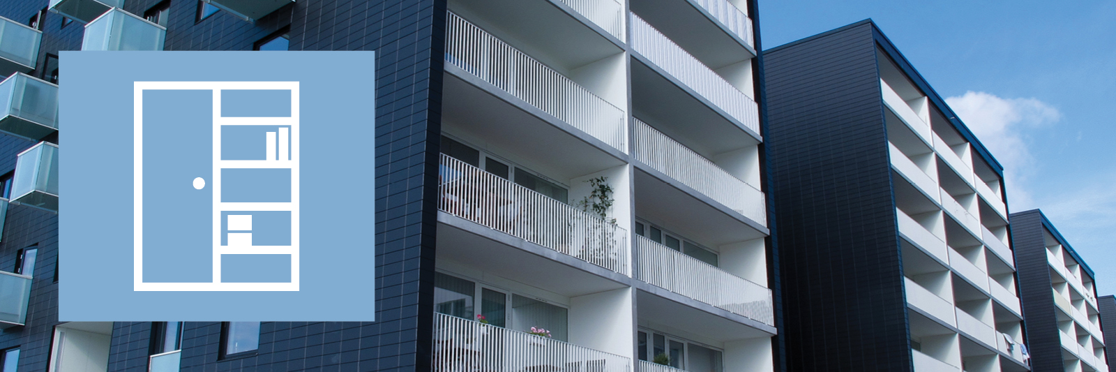 Moderne leilighetsbygg med balkonger og mørke fasadeplater mot blå himmel. Til venstre vises et blått ikon med en stilisert oppbevaringsskap