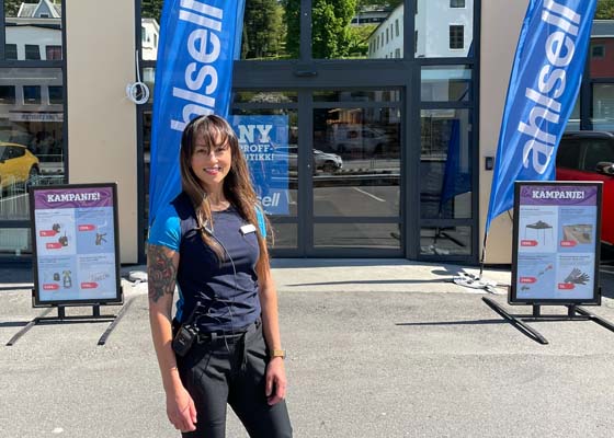 Butikksjef Yasmin Fredheim foran Ahlsells butikk i Fjøsangerveien