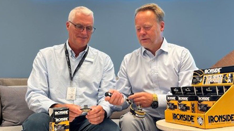 To menn studerer Ironside verktøy