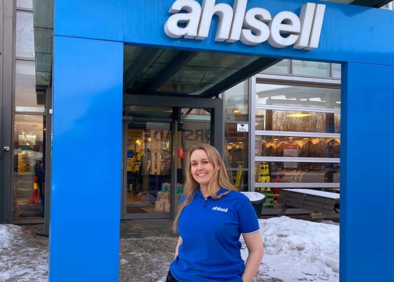 Butikksjef Monika Stolpnes foran Ahlsell butikk på Sandmoen