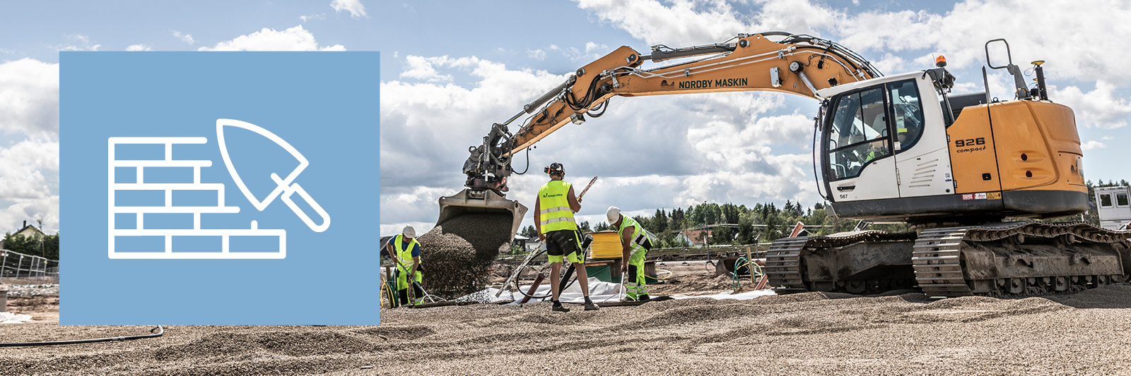 Anleggsmaskin fra Nordby Maskin som laster grus på byggeplass, omgitt av arbeidere i sikkerhetsvester under utendørs grunnarbeid, med ikon for murarbeid i forgrunnen.