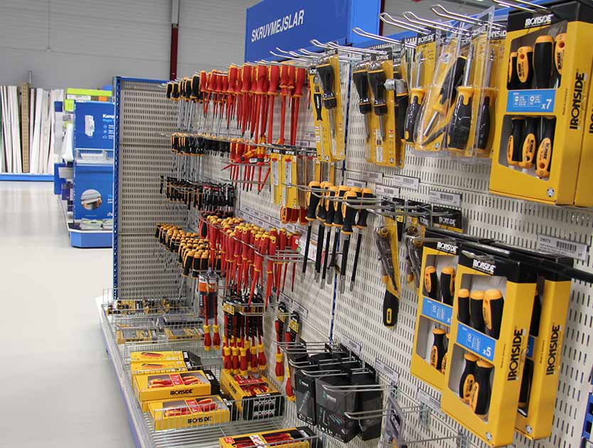 Forskjellige Ironside verktøy hengende på butikkvegg
