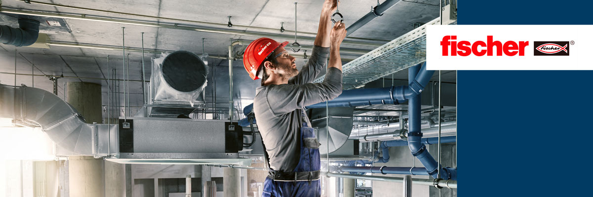 Håndverker monterer sprinkler i tak