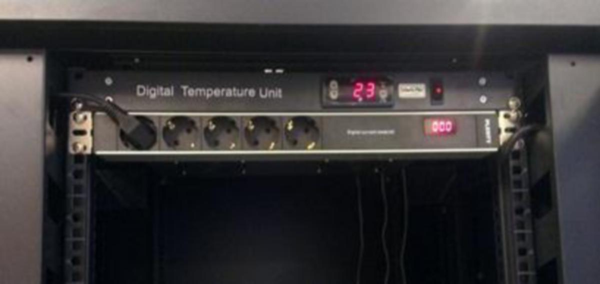 Viftemodul IKN 1U - Viftemodul 1He m 4 vifter og digital kontroll. sort